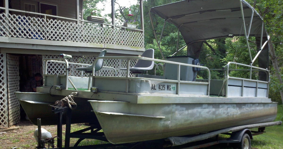Lowe Pontoon Boat w/ 48 HP Evinrude 1,750 Muscle Shoals, Alabama